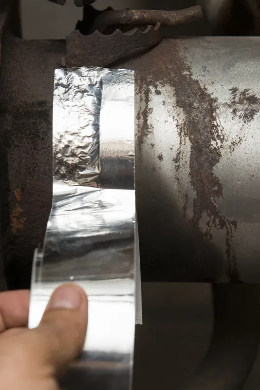 Aluminijumska traka na metalnoj cevi