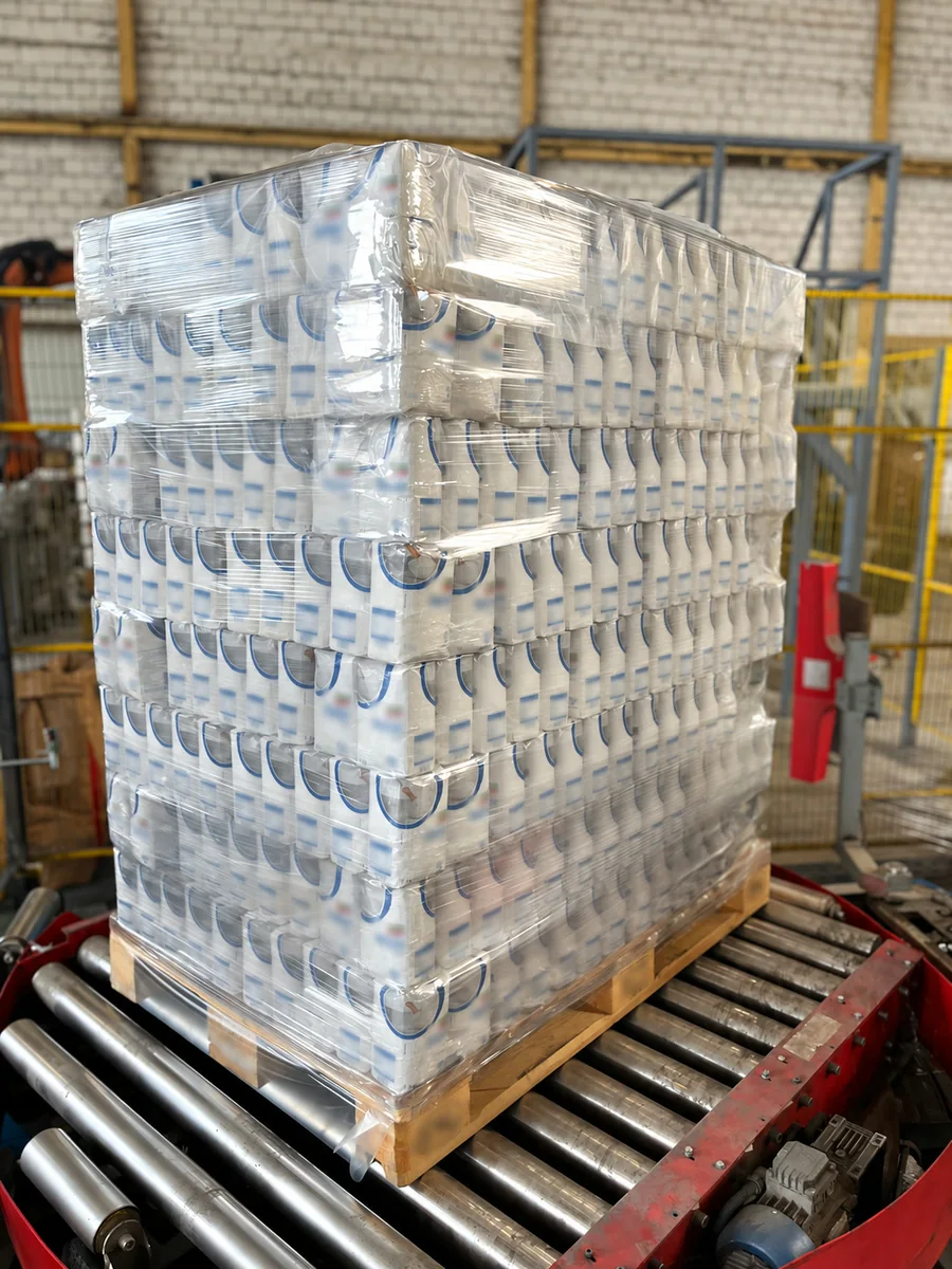 Paleta na transporteru upakovana folijom RIGID 12 µm