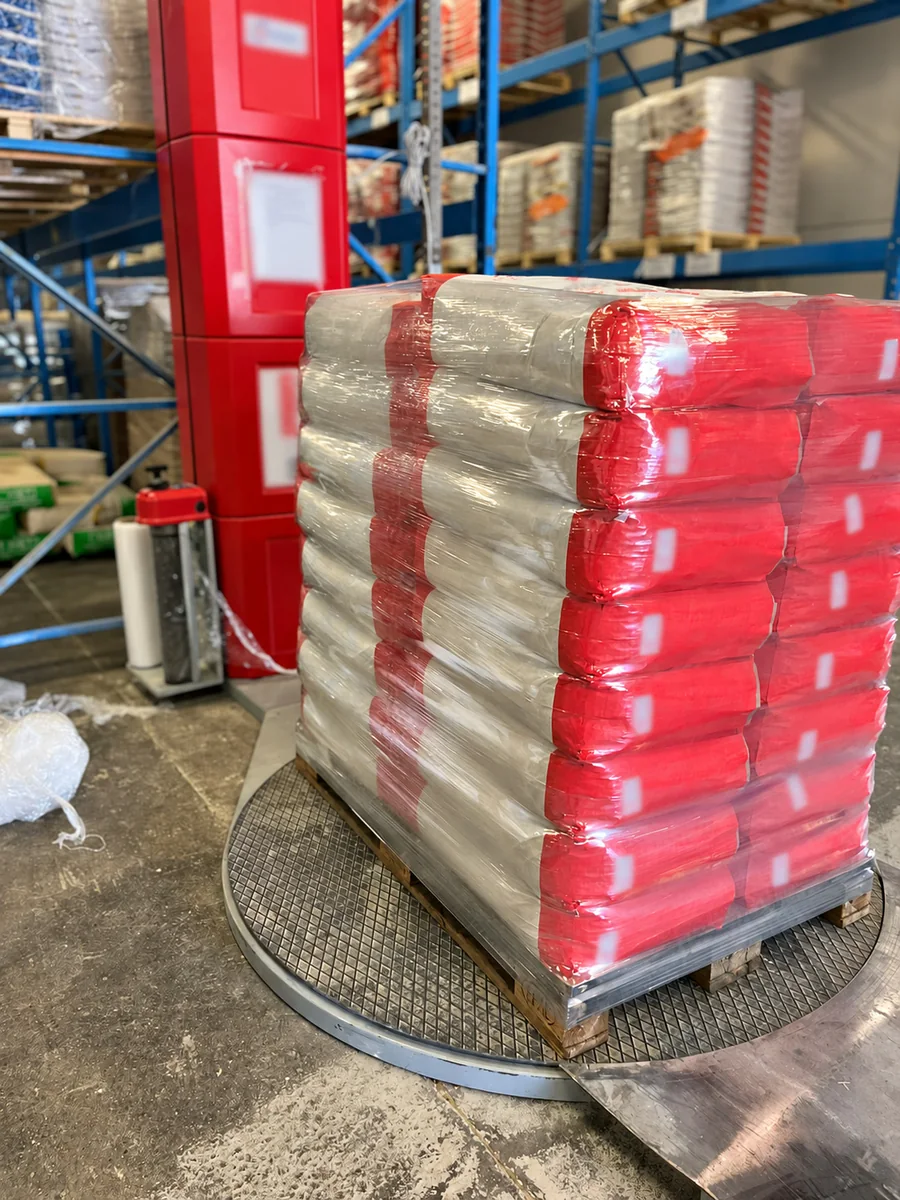 Paleta crvenih džakova upakovana folijom RIGID 12 µm